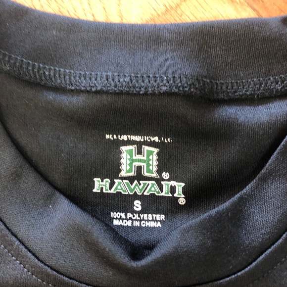 University of Hawaii black moisture wicking shirt - Picture 4 of 5